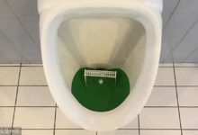 俄羅斯已被足球元素攻陷 便池迷你球場吸睛-酷播亮新聞