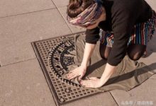 女子把衣服丟在「井蓋上」擠壓-酷播亮新聞