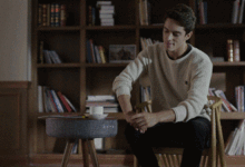 自帶藍牙音箱小邊桌，還能手機無線充電，實用與美感的完美融合！-酷播亮新聞