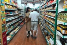 網友偶遇劉濤王珂甜蜜牽手逛超市，諸多細節看出劉濤真的很依賴王珂-酷播亮新聞