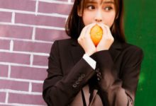 Baby現身上海拍新戲，幫「陳俊生丈母娘」撐傘十分暖心！-酷播亮新聞