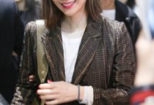 甜美不失親和力，鄭秀文現身機場，網友：單是這笑容就已讓人陶醉-酷播亮新聞