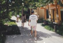 陳赫帶女兒海邊遊玩，安安怕海緊摟爸爸超有愛-酷播亮新聞