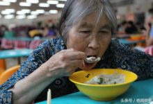 80歲老人獨居兩室一廳，三餐在大學食堂解決-酷播亮新聞