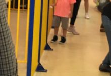 網友偶遇遊樂場Jasper與應采兒，沒睡醒的樣子好可愛-酷播亮新聞