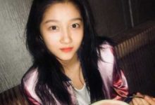 關曉彤曬吃瓜照變黑美人，離開美顏後素顏引成了熱搜，這完全不是我們認識的那個彤彤！-酷播亮新聞