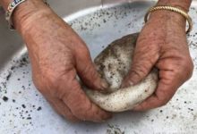 八旬老太太出來賣餅，但是大多數人只付錢不要餅-酷播亮新聞