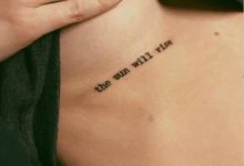 年輕女孩的紋身想法，左胸下印刻一句簡單的英文詞，讓人捉摸不定-酷播亮新聞