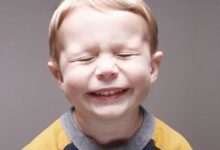 孩子頻繁眨眼、努嘴、發怪聲？應警惕患有「抽動症」-酷播亮新聞