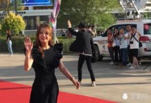 趙薇姚晨秦海璐走紅毯，小燕子穿黑色連衣裙彷彿飛了過來-酷播亮新聞