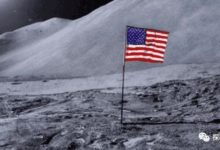 49年前宇航員插在月球上的美國國旗，現在為什麼更讓人質疑了？-酷播亮新聞