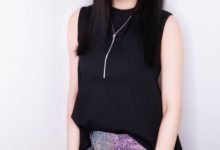 她不用煙熏妝來演黑化，一個凌厲眼神道盡邪氣，穿搭優雅大氣！-酷播亮新聞