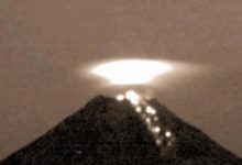 巨大發光體籠罩火山，不斷變化，疑為UFO在誘發火山噴發？-酷播亮新聞