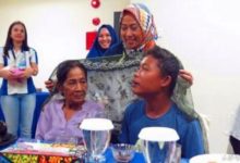 16歲男孩娶7旬老太，怕媳婦太美被拐跑寸步不離-酷播亮新聞