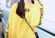 吳宣儀戴棒球帽穿黃色衛衣現身機場皮膚白嫩，比剪刀賣萌好可愛！-酷播亮新聞