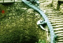 男子野外要探「鎖龍井」，老人專門趕來阻止，聽完井的傳聞，男子果斷放棄-酷播亮新聞