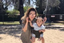 陳冠希女兒近照，瞪大眼睛露出肩膀拍照，被姑姑打扮的像個淑女？-酷播亮新聞