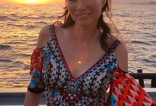 鄧文迪參加遊艇派對，手握酒杯韻味十足，網友：又換男友了嗎？-酷播亮新聞