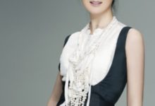 她曾回眸一笑令人驚艷，如今卻被兒子氣得直哭，穿搭簡約大氣！-酷播亮新聞