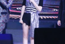 戚薇又不好好穿衣了，剪了裙子上舞台，身穿「半邊裙」太耀眼！-酷播亮新聞