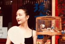 別人復古用顏色，王鷗就不一樣了，小黑裙配扇子是什麼神操作？-酷播亮新聞