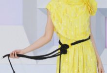 莫文蔚真是靚，穿件小黃裙現身，真分不清是裙子嬌美還是人嬌嫩！-酷播亮新聞