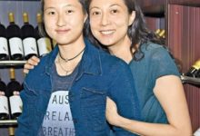 成龍女兒生活近照曝光！衣著樸素表情茫然，撿丟棄物品靠拾荒為生！-酷播亮新聞