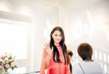 軍嫂張馨予婚後首現身撩發秀婚戒，粉裙嫵媚女人味十足-酷播亮新聞