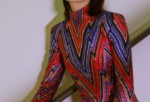 辛芷蕾這身材真不是吹的，直筒裙都能穿出「螞蟻腰」，令人羨慕！-酷播亮新聞