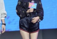 佟麗婭真絕了，深色碎花穿出老氣來，配條運動褲太挑戰忍耐度了！-酷播亮新聞