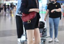 景甜戴墨鏡穿格子西裝搭配黑色短褲現身機場，烈焰紅唇皮膚白嫩！-酷播亮新聞