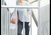 王菲牛仔褲這麼緊怎麼穿進去的？網友：終於相信你有100斤了！-酷播亮新聞