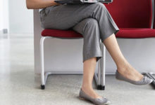 名模长期“跷二郎腿”，12年后竟成“驼背”！跷二郎腿坏处，你不可不知，尤其女性！-酷播亮新聞