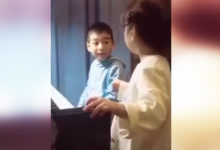 妹妹在一旁打擾哥哥彈鋼琴，暖男哥哥寵溺一笑-酷播亮新聞