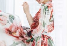 迪麗熱巴穿「孔雀裝」走秀霸氣側漏，我卻被同台的韓火火圈粉了！-酷播亮新聞