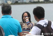 鄭爽日本路透黑眼圈嚴重手臂還受傷，粉絲懷疑是練槍導致-酷播亮新聞