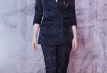 不老女神許晴穿西裝,減齡哪需粉紅色,49歲照樣比19歲水靈!-酷播亮新聞