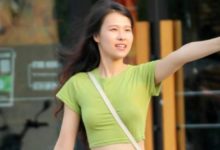 街拍: 小姐姐短款T恤搭配牛仔裙, 今夏要當炫腹黨!-酷播亮新聞