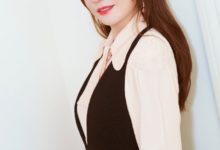 趙薇真的瘦了，褲頭那麼窄還要塞毛衣進去，腿都站成「人字」了！-酷播亮新聞