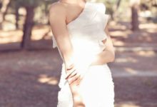 吳謹言一身酷美穿搭，不料被後面大爺搶走風光，網友：大爺很酷！-酷播亮新聞