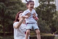 不愧是戚薇之女，Lucky扎馬尾不要櫻桃，把兩支口紅束頭上！-酷播亮新聞