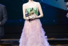 古力娜扎絕了，裙子後背「縫連衣裙」，搭配「牛角鞋」超顯瘦！-酷播亮新聞