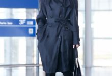 王鷗現身機場，穿黑色風衣盡顯霸道總裁范，網友：錄製大偵探嗎？-酷播亮新聞