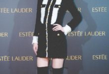 崔雪莉現身活動，衣服上掛了「9個金雞蛋」，這才是高端的炫富！-酷播亮新聞