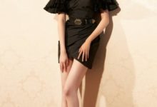 關曉彤真是機智，把荷葉邊改成「天使袖」，再也沒人敢說她手粗！-酷播亮新聞