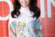 「小紅果」蔣依依長開了，穿粉色套裝超甜美，快來pick她吧！-酷播亮新聞