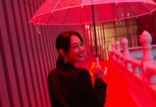 白百何褲裝造型帥哭了 撐雨傘回眸一笑別有韻味-酷播亮新聞