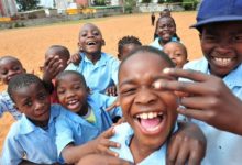 中國小夥到非洲打工，嚇到當地人，非洲人坦言：真的很少見-酷播亮新聞