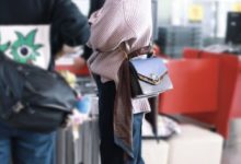 劉雯成為機場秀的王者，「禮貌包」卻讓人意外，網友：求鏈接！-酷播亮新聞