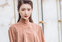 毛曉彤終於不低調了，把鞋子挖了48個洞秀腿，這身材簡直逆天-酷播亮新聞